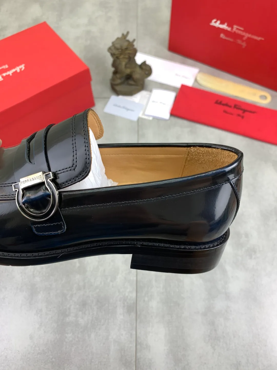 Men's Men's Shoes 💰P562💰[New Style] Water-dyed Niuli 🆘[Salvatore Ferragamo] Ferragamo's latest casual business leather shoes for men! Listed simultaneously! The fabric is made of specially imported original open-edge beaded calfskin, and the interior is made of imported water-dyed cowhide. It is absolutely luxurious and leads the fashion trend. Matching code: 38-44 (45 and 46 can be customized) Black, brown and burgundy colors available